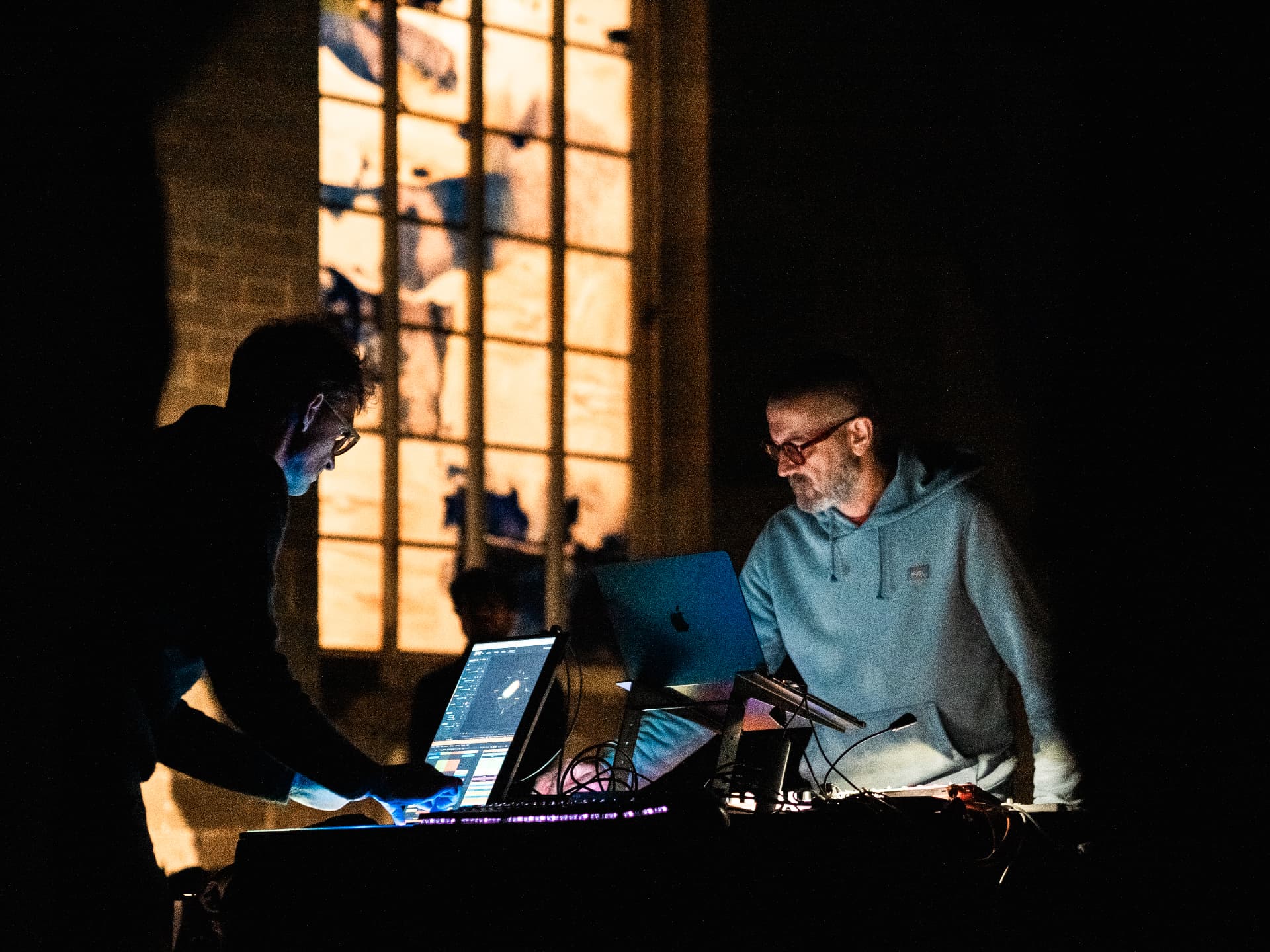 Musiciens aux machines devant un vitrail