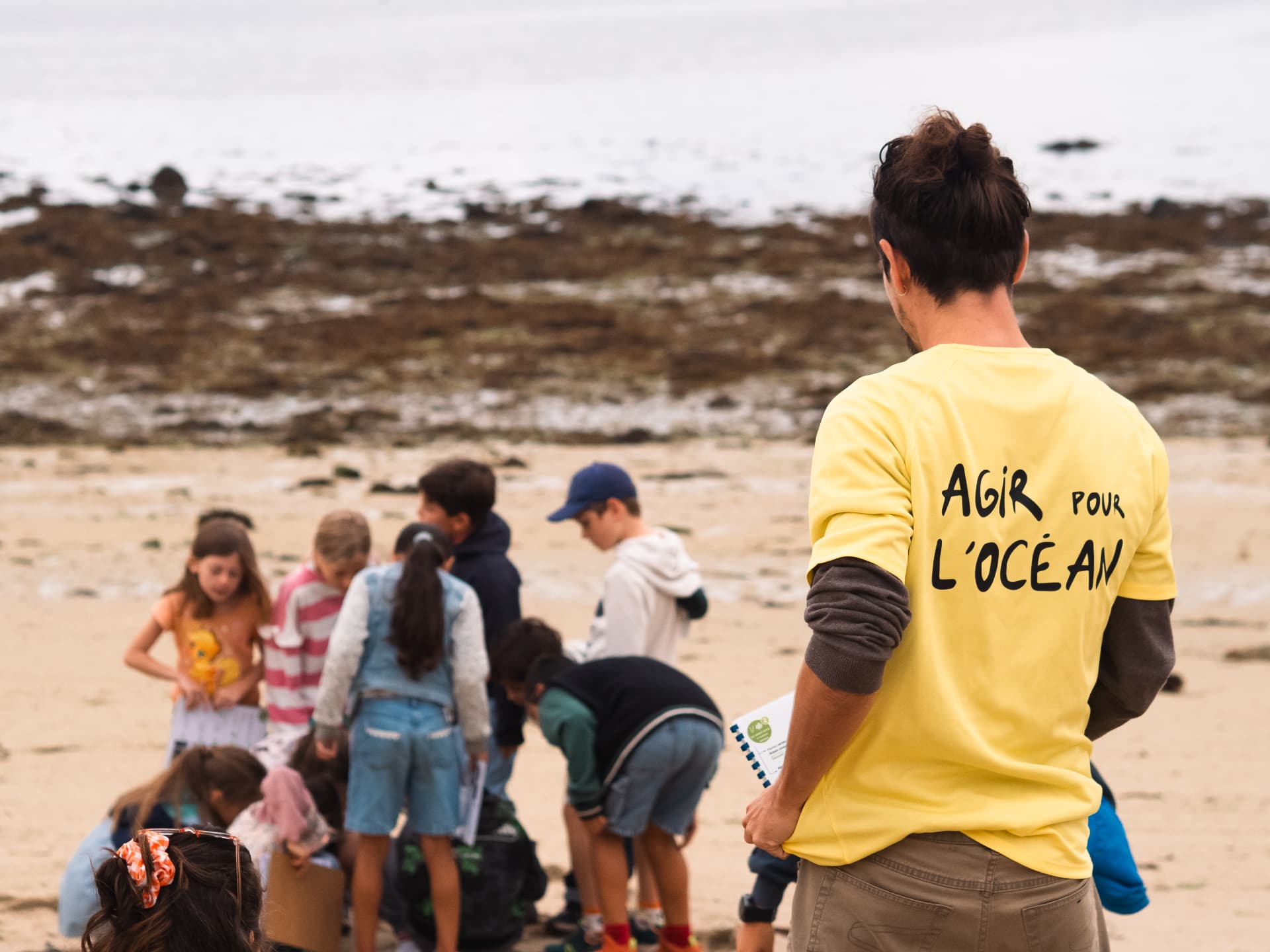 Enfants sur la plage pendant un atelier