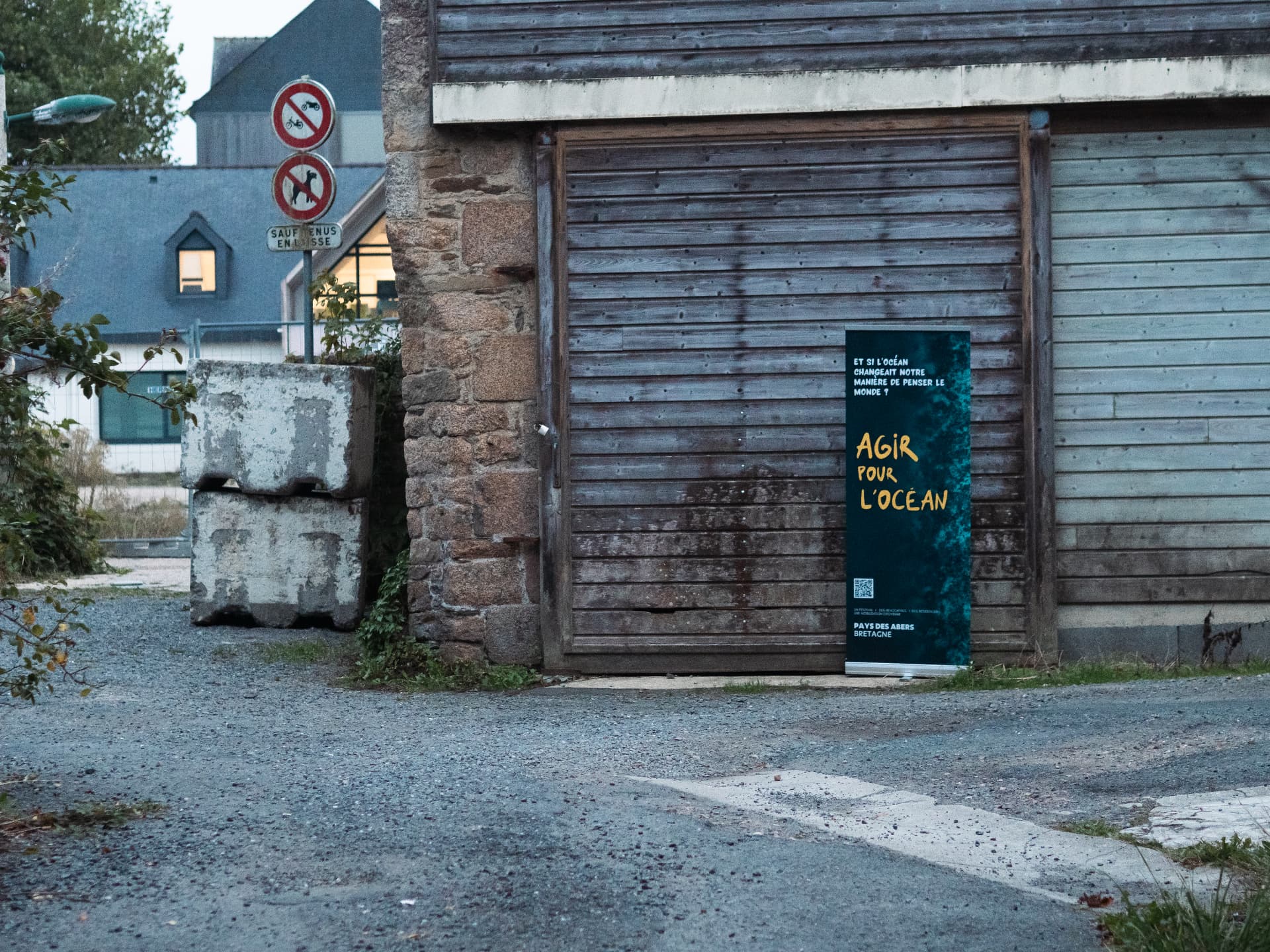 Kakémono Agir pour l'océan devant un hangar