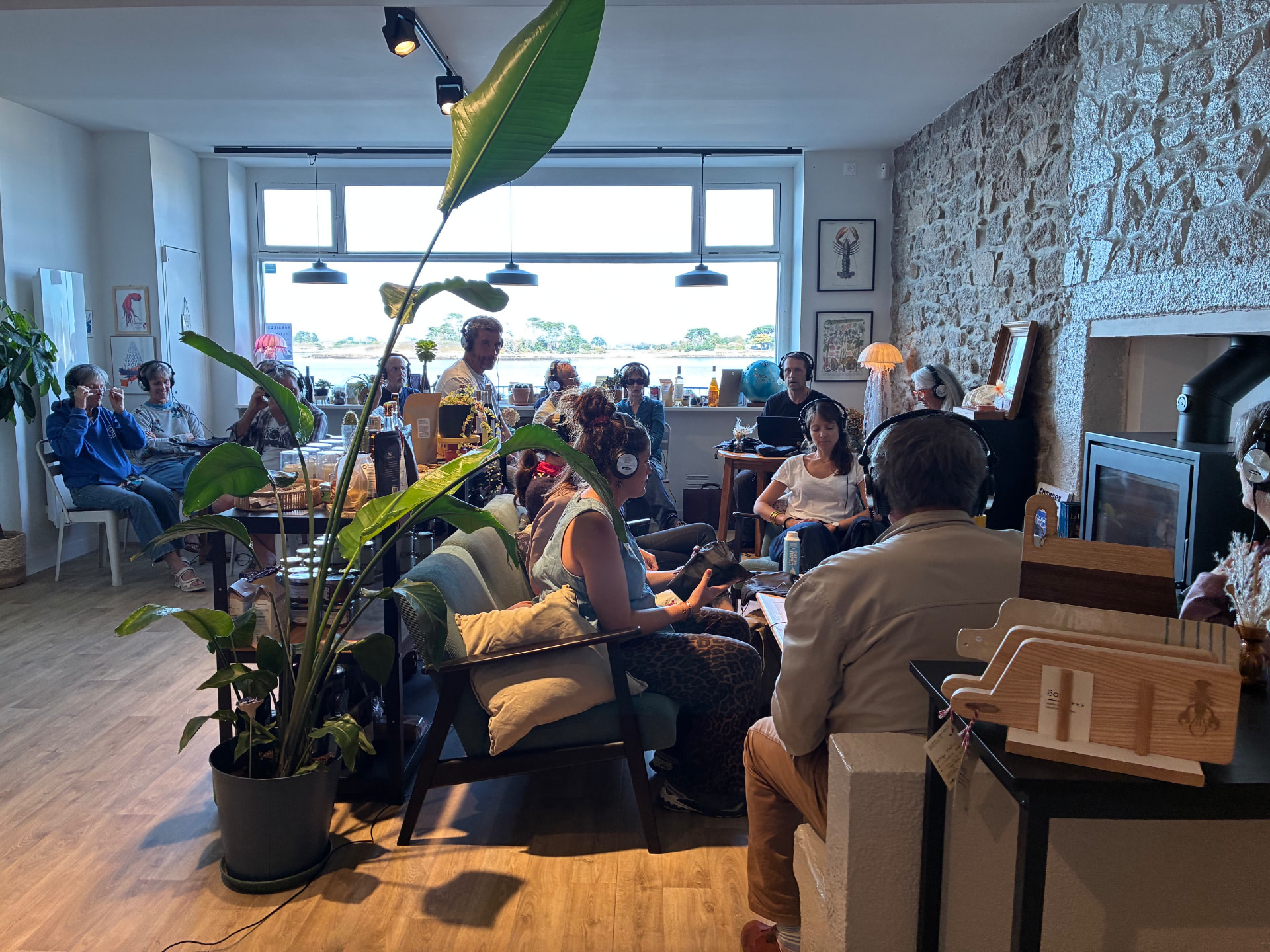 Public au casque pendant une écoute collective