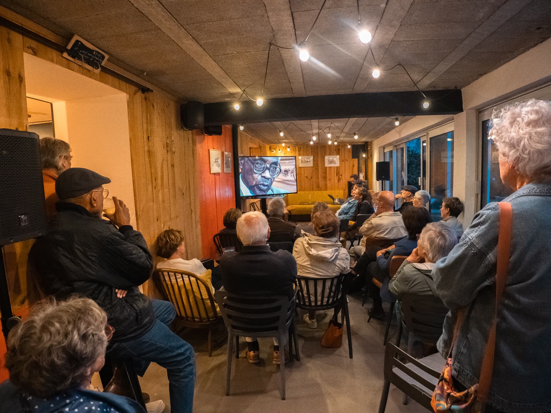 Public devant un écran au bar des sciences