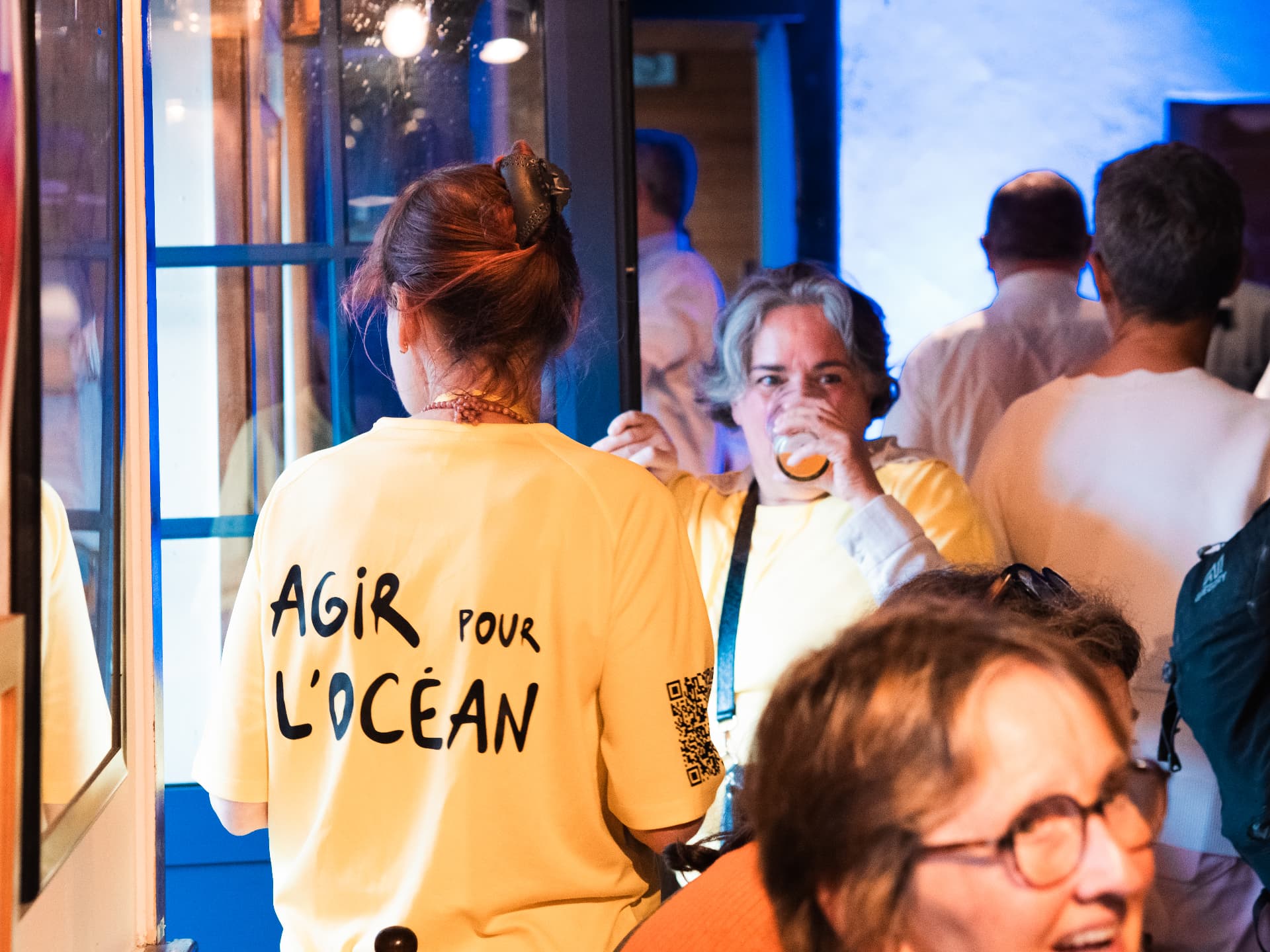 Bénévole en tee-shirt Agir pour l'océan au bar des sciences