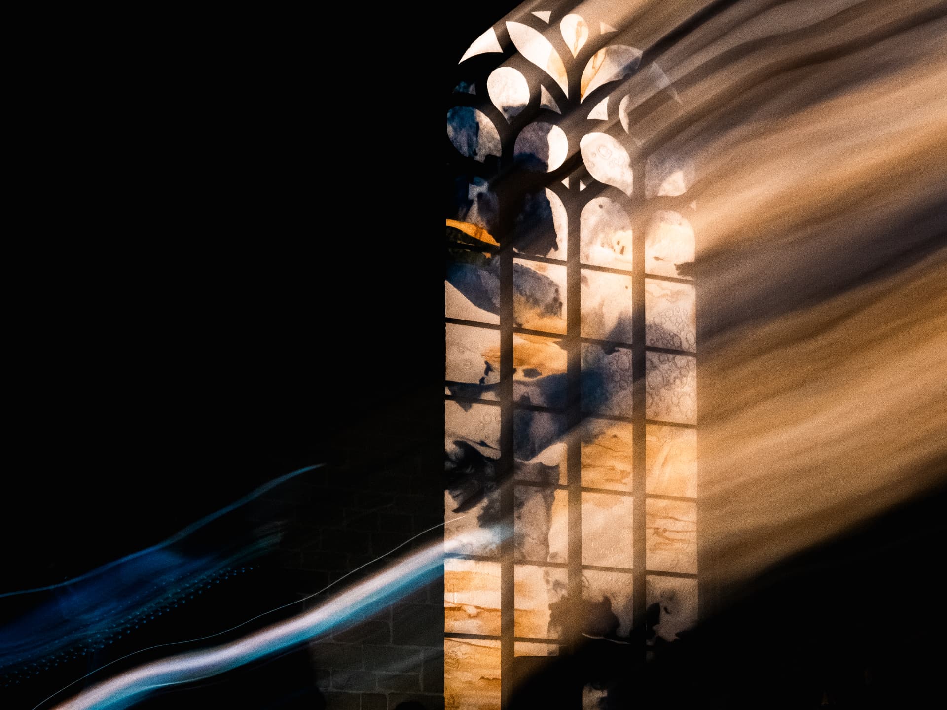 Vitrail illuminé traversé de traînées de lumière