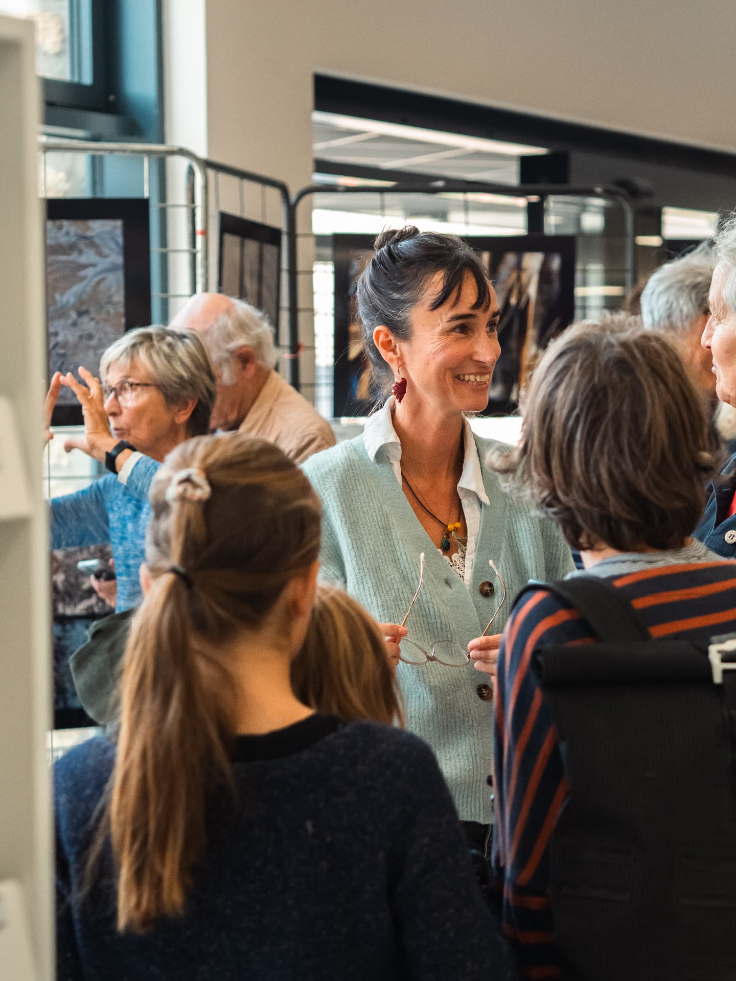 Échanges joyeux pendant l'exposition