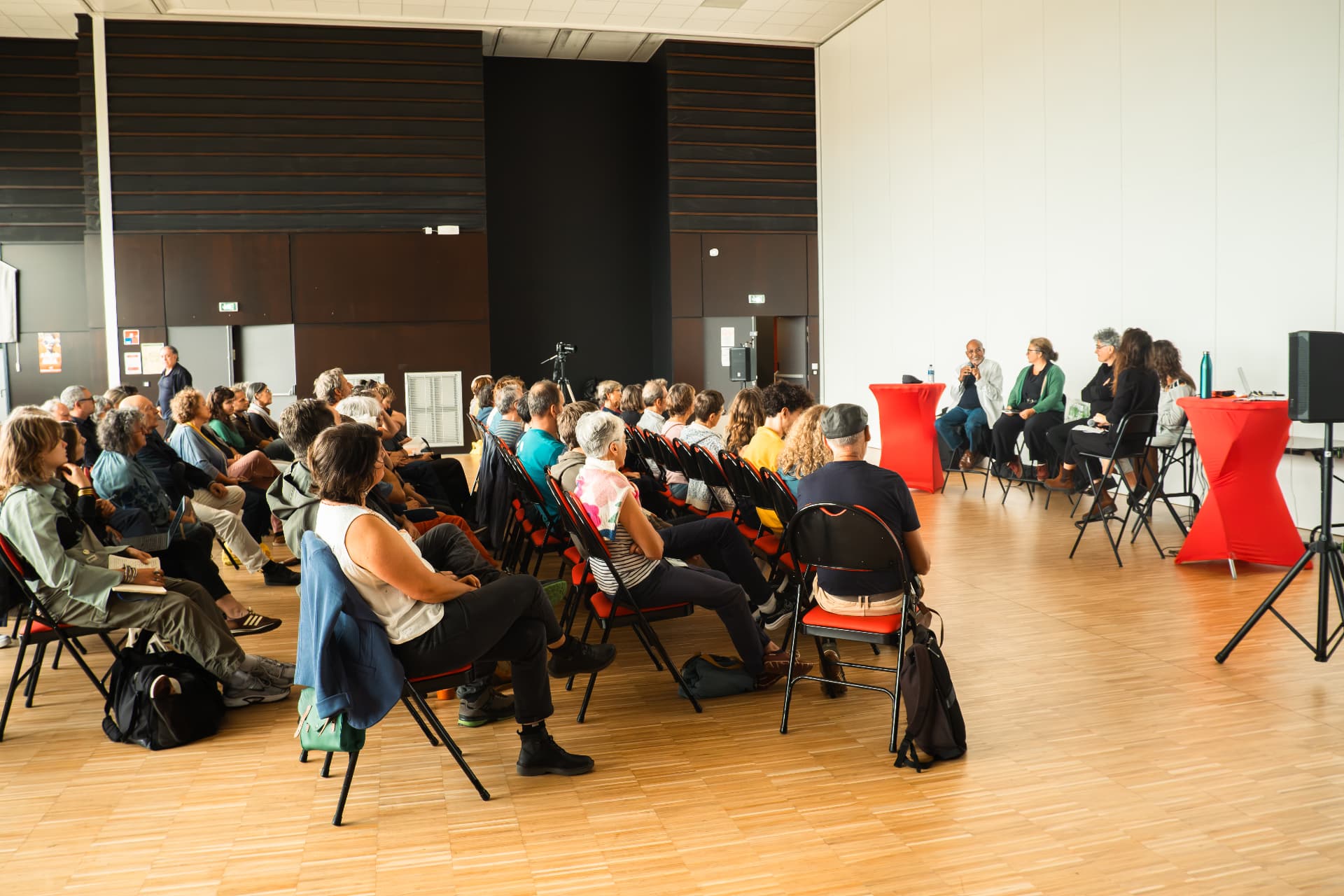 Table ronde devant un large public