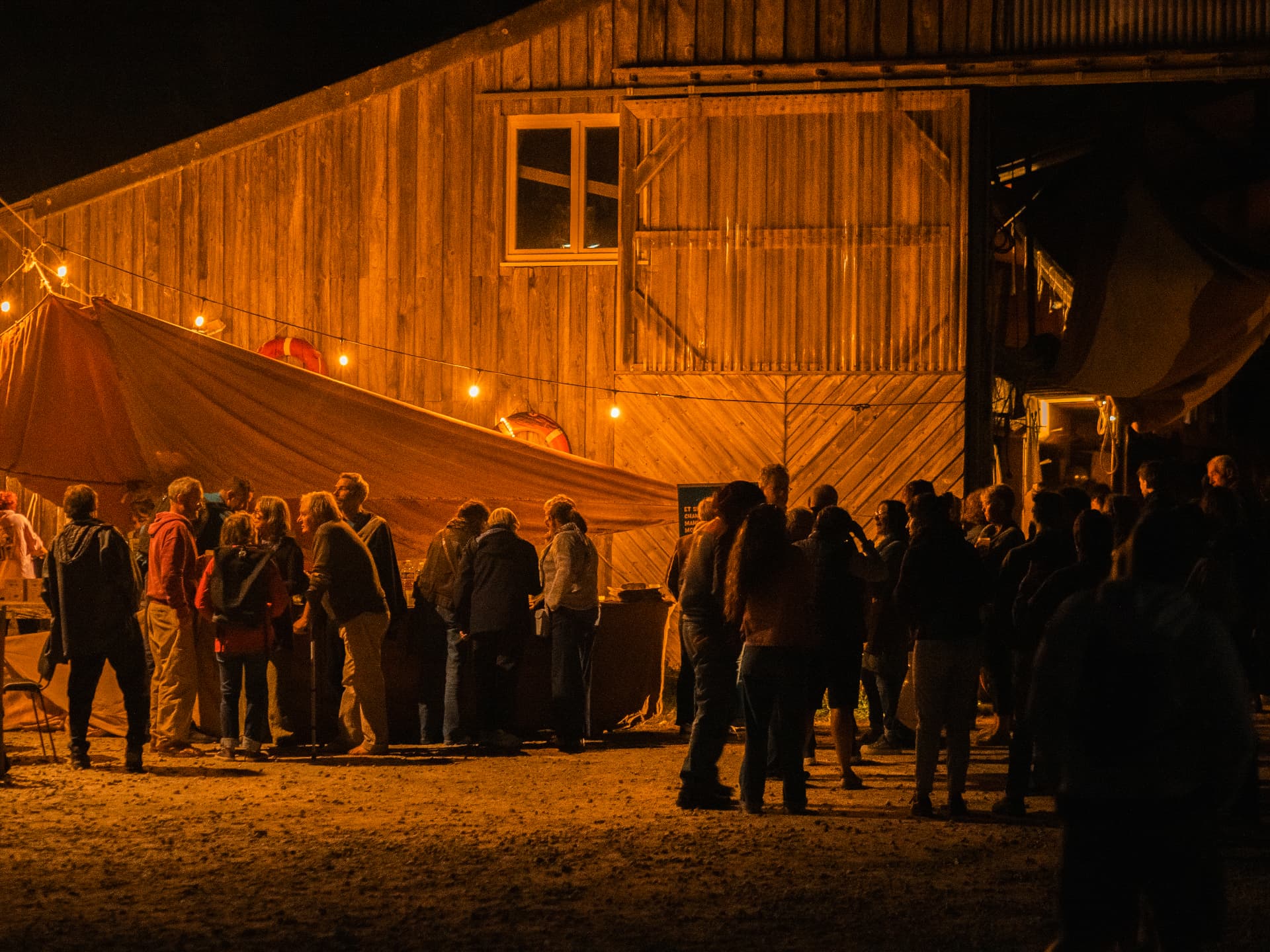 Public devant le hangar illuminé