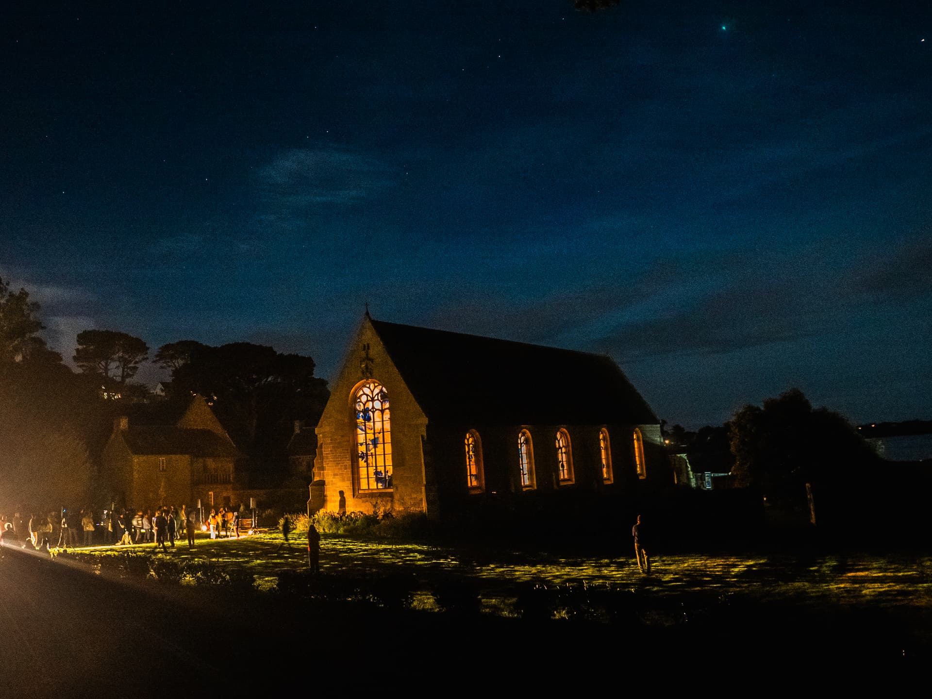 Chapelle illuminée la nuit pendant le concert